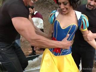 Блондинку трахают раком