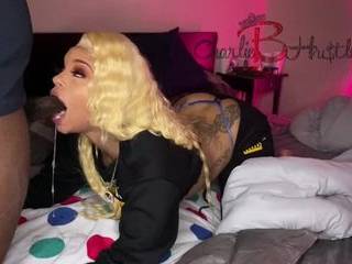 Трахает парня страпоном в жопу