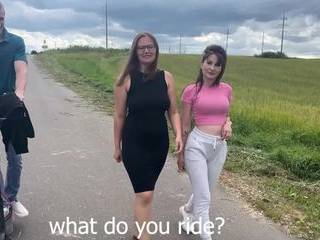 Дрочит большой хуй и кончает